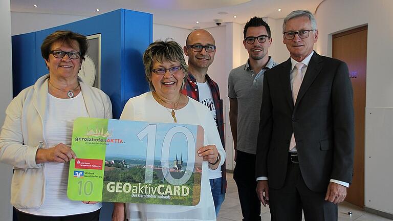 Elisabeth Orth (links), 2. Vorsitzende von Gerolzhofen-aktiv, und Vorsitzende Petra Aumüller präsentieren das neue Design des &bdquo;Zehners&ldquo; der Gerolzhofen-aktiv-Card. Mit im Bild (von links) Jürgen Hugo, Sprecher des Beirats, Schriftführer Daniel Hausmann und VR-Bankvorstand Hubert Zinkl.