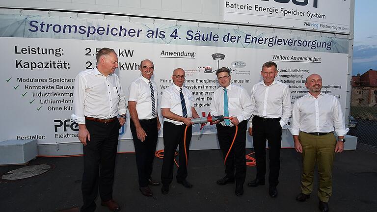 Bei der Inbetriebnahme des Energiespeichers in Baldersheim (v.l.): Frank Backowies (WVV), Artur Steinmann (Wirtschaftsbeirat), Unternehmer Wilhelm Pfenning, Justizminister Winfried Bausback, Energie-Experte Norbert Menke und Armin Lewetz, Chef des Würburger Heizkraftwerks.