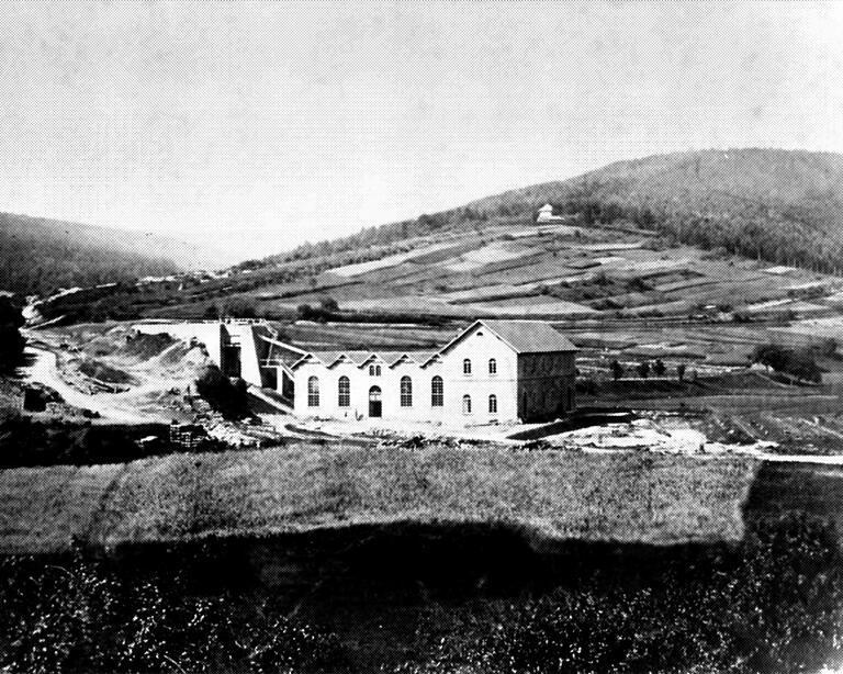Die Holzschlifffabrik des Freiherrn Gottfried von Kiesling (später Pappenfabrik Keppler) in Partenstein auf einer Fotografie um 1870. Hier befindet sich heute die Firma Mehrluft. Die Holzschlifffabrik des Freiherrn Gottfried von Kiesling (später Pappenfabrik Keppler) in Partenstein auf einer Fotografie um 1870. Hier befindet sich heute die Firma Mehrluft. 