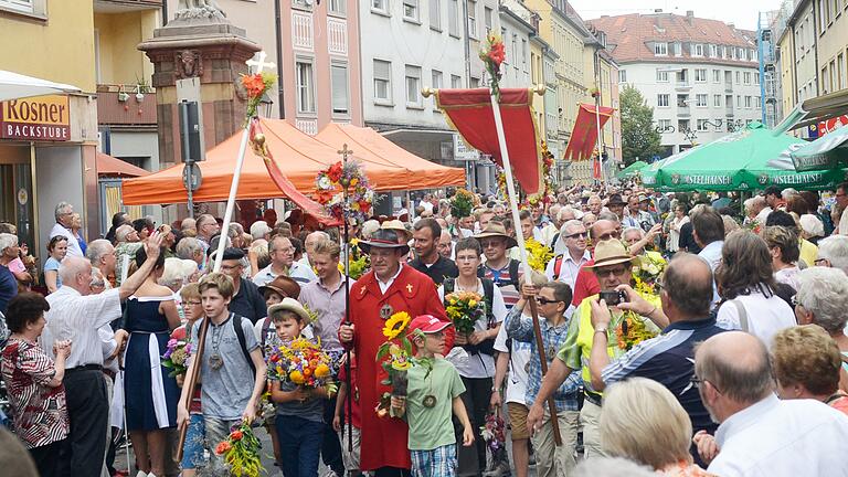 Die traditionelle Würzburger Zwiebelkirchweih in der Semmelstraße verliert Gastronomen und Besucher. Ein Gebührenverzicht der Stadt soll diese Entwicklung stoppen. Die traditionelle Würzburger Zwiebelkirchweih in der Semmelstraße verliert Gastronomen und Besucher. Ein Gebührenverzicht der Stadt soll diese Entwicklung stoppen. 