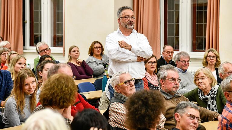 Auch die Zuhörer beteiligten sich an der Diskussion beim Würzburger Kellergespräch. Auch die Zuhörer beteiligten sich an der Diskussion beim Würzburger Kellergespräch.
