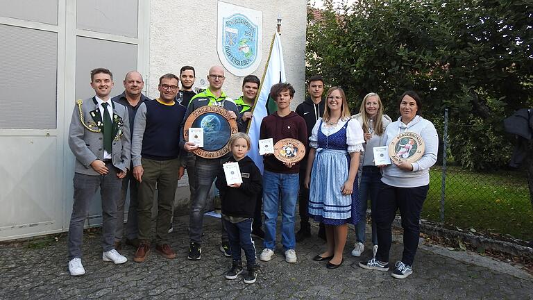 Die diesjährige Königsfamilie der Schützengilde Güntersleben (von links): Michael Fleder, Chris Grötzner, Michael Freudenberger, Leonard Forster, Christian Fiedler, Tjure Cornely, Maximilian Knorz (Fahne), Nicolas Moritz, Jakob Ziegler, Stephanie Hofmann, Nathalie Frensel, Anja Meyer.