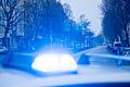 Blaulicht       -  Ein Blaulicht leuchtet auf dem Dach eines Streifenwagens der Polizei.