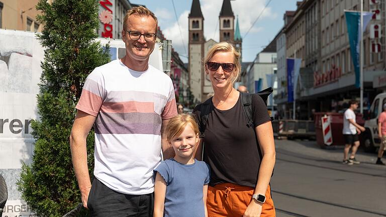 Carla Pleideiter (8) mit Mama Steffi und Papa Bernd aus Everswinkel (Nordrhein-Westfalen) sind in den Sommerferien zu Besuch in Würzburg. Carla Pleideiter (8) mit Mama Steffi und Papa Bernd aus Everswinkel (Nordrhein-Westfalen) sind in den Sommerferien zu Besuch in Würzburg.
