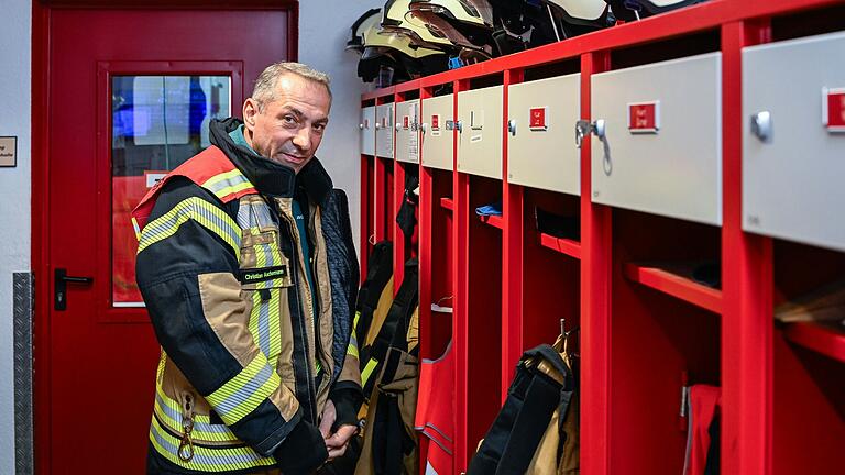 Da Christian Aschermann trotz seines Umzugs in Wiesentheid arbeitet, bleibt er auch der Feuerwehr vor Ort erhalten. Da Christian Aschermann trotz seines Umzugs in Wiesentheid arbeitet, bleibt er auch der Feuerwehr vor Ort erhalten.