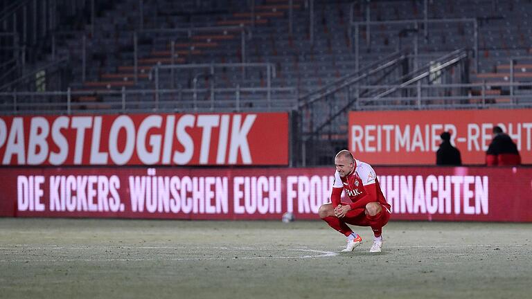 Ein Bild, das es in dieser Saison bei den Kickers schon häufiger gegeben hat: Tobias Kraulich nach der Niederlage gegen den TSV 1860 München im letzten Spiel des Jahres 2021 alleine und bedient auf dem Rasen.