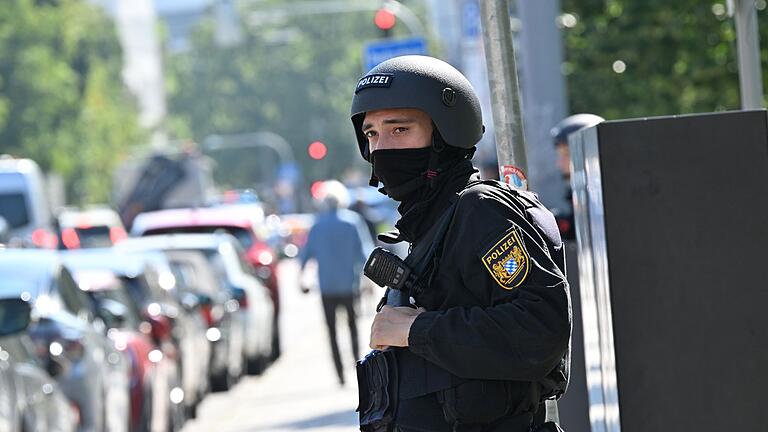 Polizeieinsatz in München       -  Die Polizei ist beim Einsatz nahe dem Generalkonsulat massiv vor Ort.