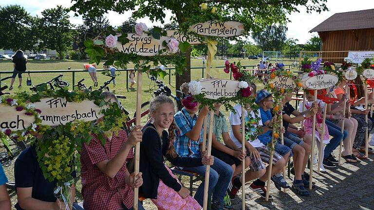 Die Hausener Jugendlichen warteten am Samstag geduldig mit ihren schön geschmückten Schildchen vor dem Festzelt auf „ihre“ jeweilige Feuerwehrgruppe Die Hausener Jugendlichen warteten am Samstag geduldig mit ihren schön geschmückten Schildchen vor dem Festzelt auf „ihre“ jeweilige Feuerwehrgruppe