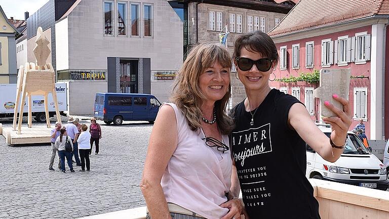 Vor dem Knauf-Museum in Iphofen wurde eine Plattform gestellt, von der aus Selfies mit Pferd und Museum möglich sind.