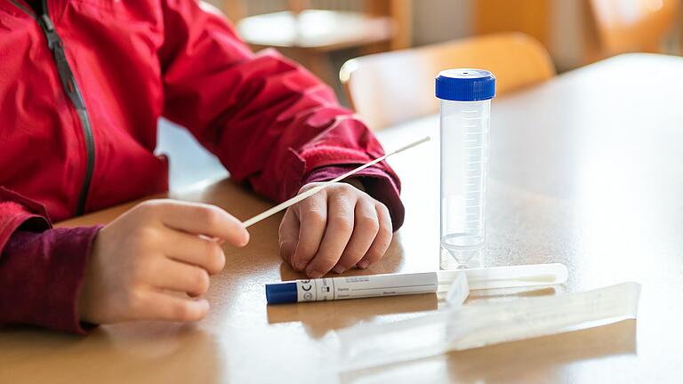 Kommen die Lolli-Pool-Tests in Stadt- und Landkreis Würzburg nun auch für die Kitas? Hier ein Bild von einem Erstklässler an der Grundschule in Estenfeld.