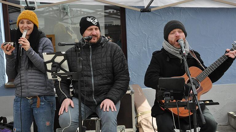 Marco Alt (Mitte) beim Auftritt mit der Band Akustica beim Frühlingsmarkt in Hofheim.