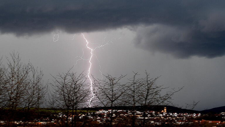 Ein heftiges Gewitter mit Starkregen und Hagelsturm zog am Montagabend über die Rhön bis hin ins Grabfeld. Das Bild entstand bei Bad Neustadt.