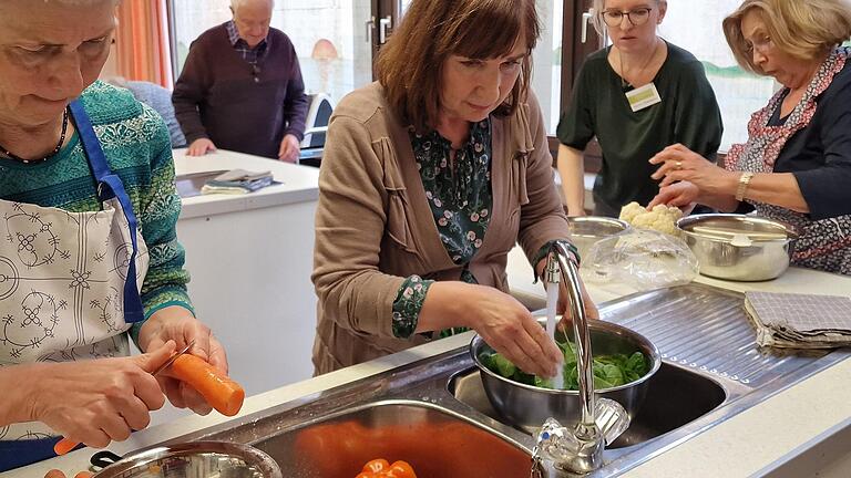 Gesunde Ernährung in derLebensmitte. Bei einer Praxis-Veranstaltung des Netzwerks “Generation 55+“ wurden die Rezepte ausprobiert.       -  Gesunde Ernährung in derLebensmitte. Bei einer Praxis-Veranstaltung des Netzwerks “Generation 55+“ wurden die Rezepte ausprobiert.