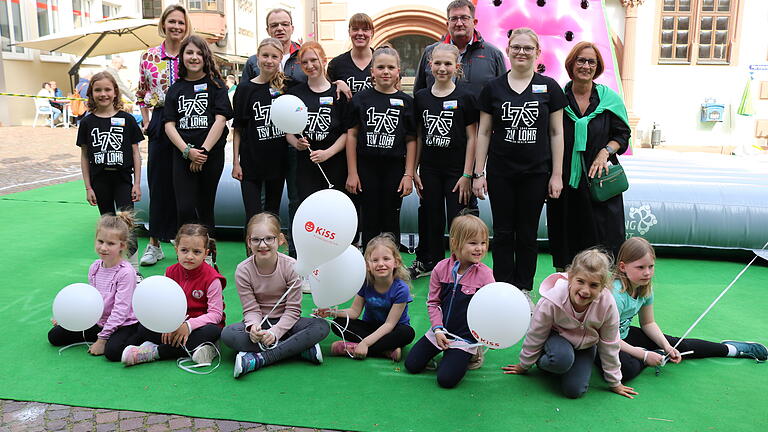 Der Vorstand des TSV Lohr präsentiert Janine Greulich (hinten Mitte) als Leiterin der neuen Kindersportschule KiSS des Vereins.&nbsp;