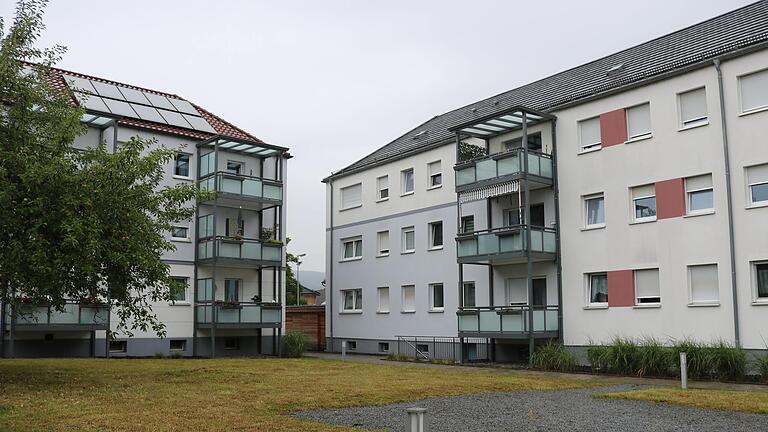 Die Baugenossenschaft Lohr muss sich nach eigenen Angaben keine Sorgen machen wegen der geplanten Änderungen im Gebäudeenergiegesetz. Bei der Modernisierung der Wohnblocks wie hier an der Rodenbacher Straße seien innovative Heizsysteme eingebaut worden. Die Baugenossenschaft Lohr muss sich nach eigenen Angaben keine Sorgen machen wegen der geplanten Änderungen im Gebäudeenergiegesetz. Bei der Modernisierung der Wohnblocks wie hier an der Rodenbacher Straße seien innovative Heizsysteme eingebaut worden. 