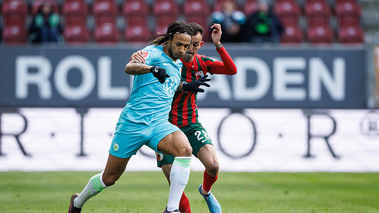 FC Augsburg - VfL Wolfsburg.jpeg       -  Kevin Mbabu (links) spielte im März 2022 noch mit dem VfL Wolfsburg gegen den FC Augsburg (rechts Iago).