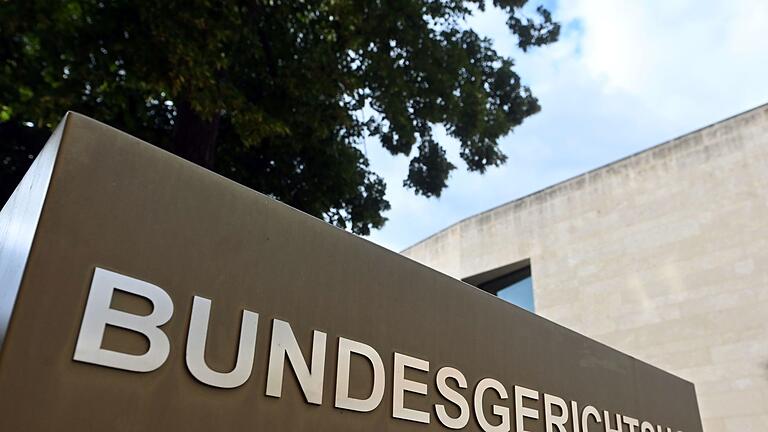 Bundesgerichtshof.jpeg       -  Die Bundesanwaltschaft klagt Susann E. wegen des 'Verdachts der Unterstützung einer inländischen terroristischen Vereinigung und der Beihilfe zu räuberischer Erpressung' an.