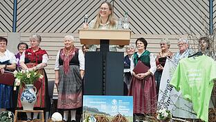 Frühlingsstimmung beim Landfrauentag: Kreisbäuerin Barbara Göpfert begrüßte mit Versen des Dichters Hoffmann von Fallersleben.