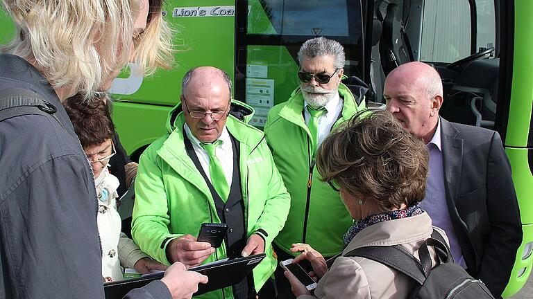 Elektronisch einchecken: Mit dem Handy scannen Busfahrer Ernst Herleth und sein Kollege Kaloutsikos Athanasios die Tickets der Fahrgäste.