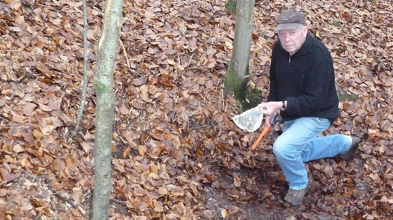 Kurt Schüll sucht seit vielen Jahren in Archiven, in Wald und Feld nach Zeugnissen von Flugzeugabstürzen von deutschen und amerikanischen Maschinen im Zweiten Weltkrieg.&nbsp;