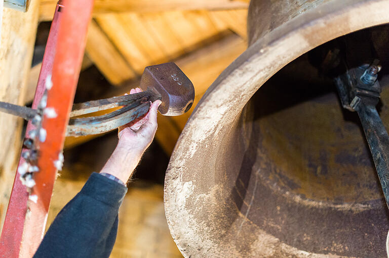 Mit diesem Hammer werden die Viertelstunden auf der Michaels-Glocke angeschlagen. Mit diesem Hammer werden die Viertelstunden auf der Michaels-Glocke angeschlagen.