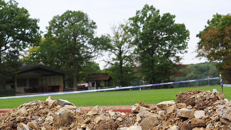 Das Grün sprießt bereits, doch aktuell ist auf dem Hauptplatz des FC Rottershausen aufgrund der Sanierungsarbeiten noch kein Spielbetrieb möglich. Foto: Jürgen Schmitt       -  Das Grün sprießt bereits, doch aktuell ist auf dem Hauptplatz des FC Rottershausen aufgrund der Sanierungsarbeiten noch kein Spielbetrieb möglich. Foto: Jürgen Schmitt