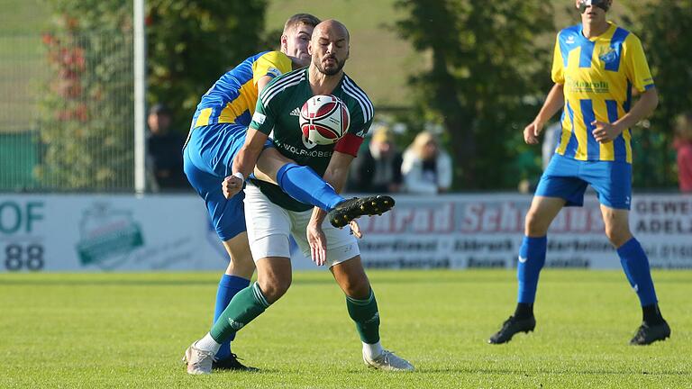 Matchwinner: Adam Jabiri (vorne, hier gegen den Pipinsrieder Fabian Willibald) traf beim 2:0-Auswärtssieg des FC 05 Schweinfurt gegen den FC Pipinsried zwei Mal.