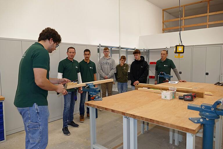 Im neuen Ausbildungszentrum der Bayerischen Staatsforsten in Arnstein ist alles Notwendige an Technik und Geräten vorhanden. Im Bild die gegenwärtigen Auszubildenen und die künftigen Neulinge für das Jahr 2024.