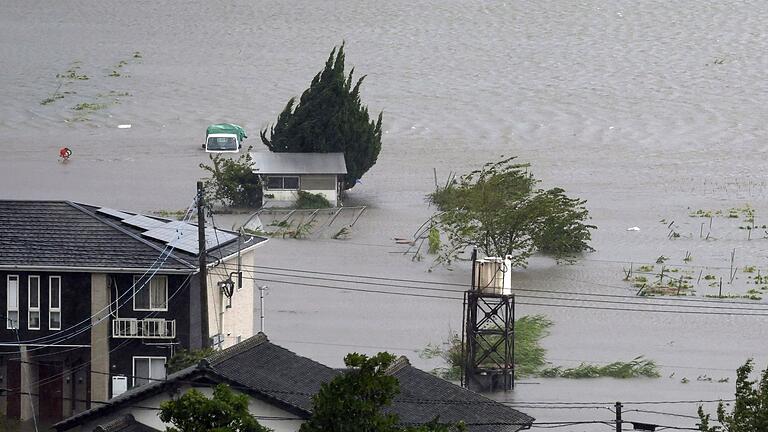 Taifun in Japan       -  Die starken Regenfälle infolge des Taifuns lassen Flüsse gefährlich anschwellen.