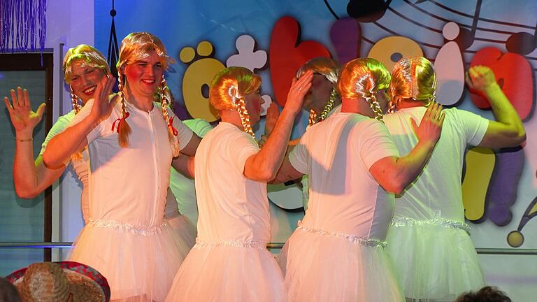 Die Schwäne vom Trachten-Männerballett sorgten diesmal im Tütü für Stimmung Die Schwäne vom Trachten-Männerballett sorgten diesmal im Tütü für Stimmung