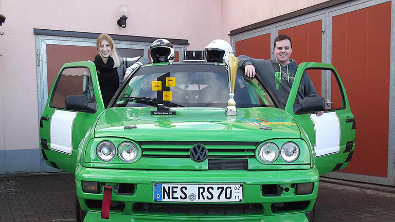 Stolz präsentieren der Obereßfelder René Schubert (rechts) und Beifahrerin Carmen Zirkelbach aus Untereßfeld die in der vergangenen Rallyesaison gewonnenen Pokale.  Foto: Rallyeteam Schubert       -  Stolz präsentieren der Obereßfelder René Schubert (rechts) und Beifahrerin Carmen Zirkelbach aus Untereßfeld die in der vergangenen Rallyesaison gewonnenen Pokale.  Foto: Rallyeteam Schubert