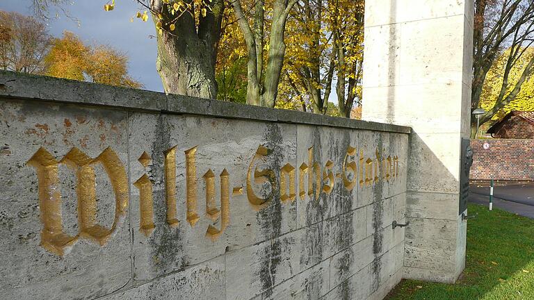 In goldenen Lettern: Der Eingang des Willy-Sachs-Stadions in der Niederwerrner Straße in Schweinfurt.