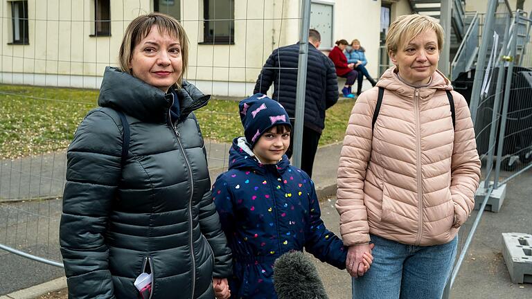 Victoria (links) ist mit ihrer Tochter Sophia und Schwester Oxana aus dem zerbombten Chakriv nach Deutschland geflüchtet. In der Anker-Einrichtung bei Geldersheim unterstützt sie als Dolmetscherin die Mitarbeiterinnen und Mitarbeiter bei der Registrierung ihrer Landsleute.