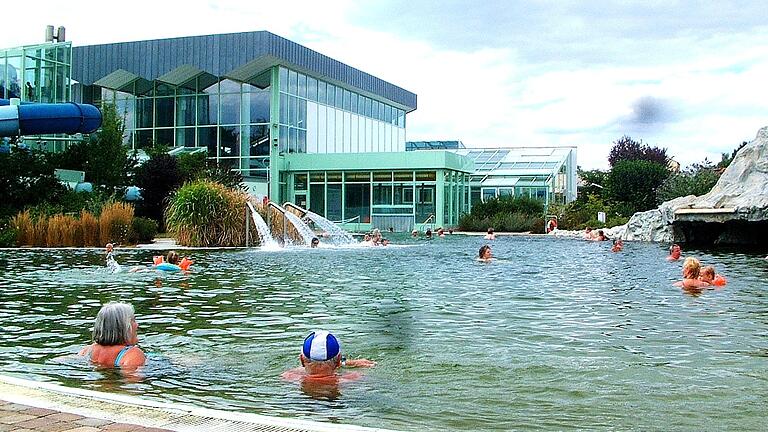 Badespaß im Heilwassersee in der FrankenTherme in Bad Königshofen.