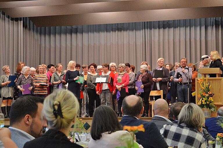 Seit Dezember vergangenen Jahres gibt es den Projektchor unter der Leitung von Henrike Rottmann. Das erfuhr Kulturmanagerin Astrid Hedrich-Scherpf beim Auftritt des Chores. Seit Dezember vergangenen Jahres gibt es den Projektchor unter der Leitung von Henrike Rottmann. Das erfuhr Kulturmanagerin Astrid Hedrich-Scherpf beim Auftritt des Chores.