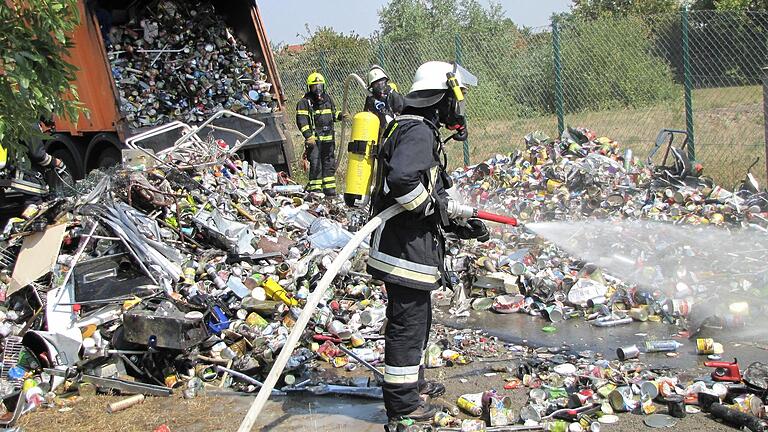 Wenn ein Müllauto Feuer fängt, können fälschlicherweise in Blechcontainer eingeworfene Batterien die Ursache ein. Entsorger Veolia warnt vor den Gefahren (Archivfoto).