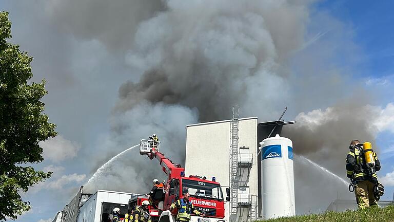 Eine Halle bei Kräuter Mix in Abtswind steht im Vollbrand.