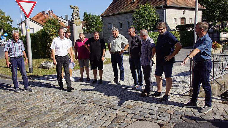 Der Eltmanner Bauauschuss an der Einmündung der Straße 'Am Fichtenbach' in die frühere B26 am Friedhof. Das Pflaster hält trotz mehrfacher Nachbesserung den Scherkräften der abbiegenden Fahrzeuge nicht stand.