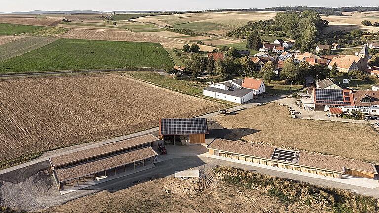 Am Biohof May in Junkershausen wurden sowohl die beiden Ställe als auch die Lagerhalle komplett in Holzrahmenbauweise errichtet. Alles aus unbehandeltem und zertifiziertem Holz – auch die Fenster. Am Biohof May in Junkershausen wurden sowohl die beiden Ställe als auch die Lagerhalle komplett in Holzrahmenbauweise errichtet. Alles aus unbehandeltem und zertifiziertem Holz – auch die Fenster.