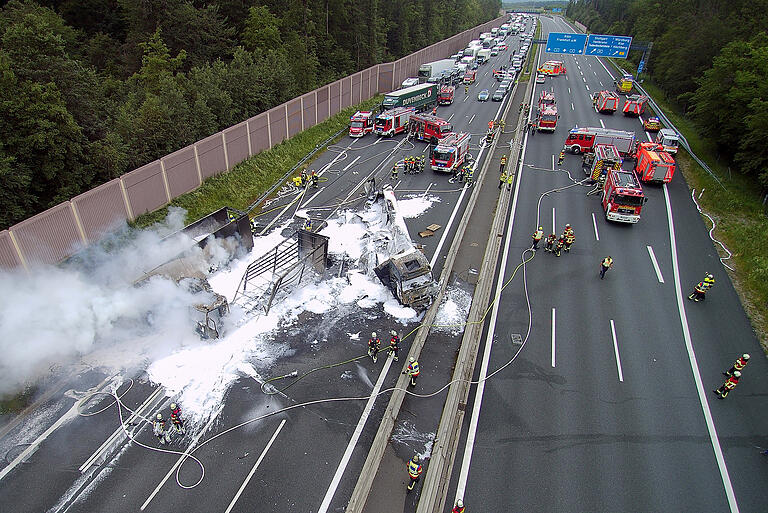 Zahlreiche Feuerwehren waren bei dem Unfall auf der A3 am Donnerstag vor Ort und löschen die brennenden Lkw.