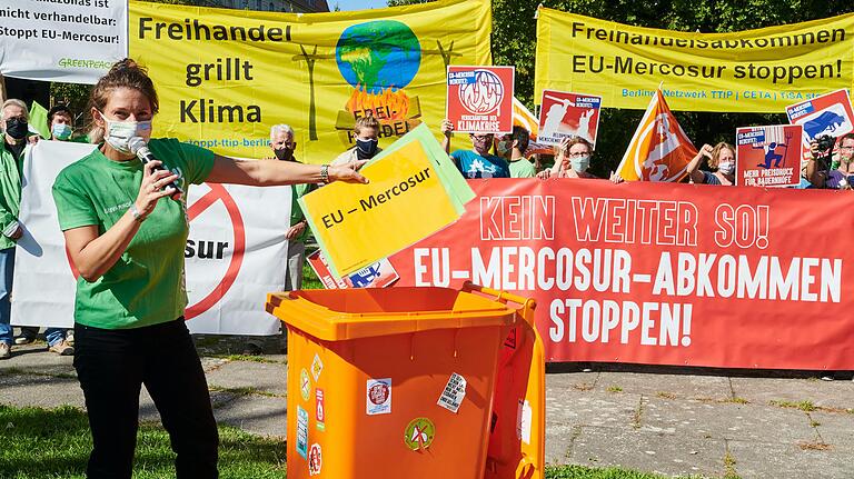 Eine Aktivistin von Greenpeace wirft am 21. September symbolisch ein Plakat mit der Aufschrift 'EU-Mercosur' in die Mülltonne. Verschiedener Organisationen protestieren derzeit&nbsp; gegen dieses Abkommen, das südamerikanischen Staaten den Import von Fleisch und Soja in die EU leichter machen will.&nbsp;