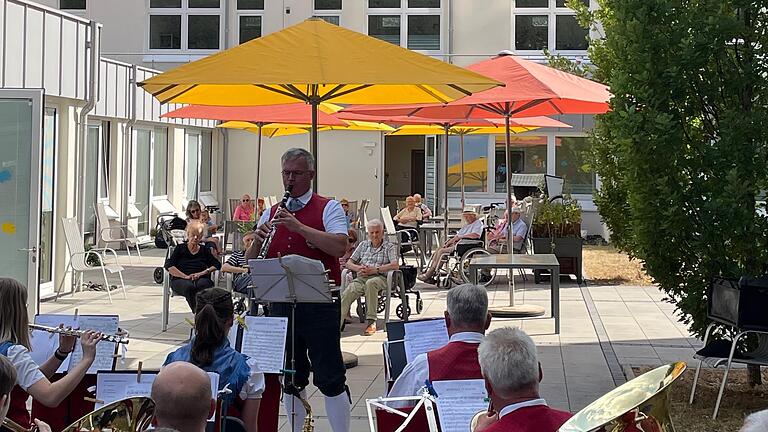 Der Musikverein Kothen  spielte für Seniorinnen und Senioren des Kurstifts auf. Und er kommt wieder. Foto: Hans-Karl Diederich       -  Der Musikverein Kothen  spielte für Seniorinnen und Senioren des Kurstifts auf. Und er kommt wieder. Foto: Hans-Karl Diederich