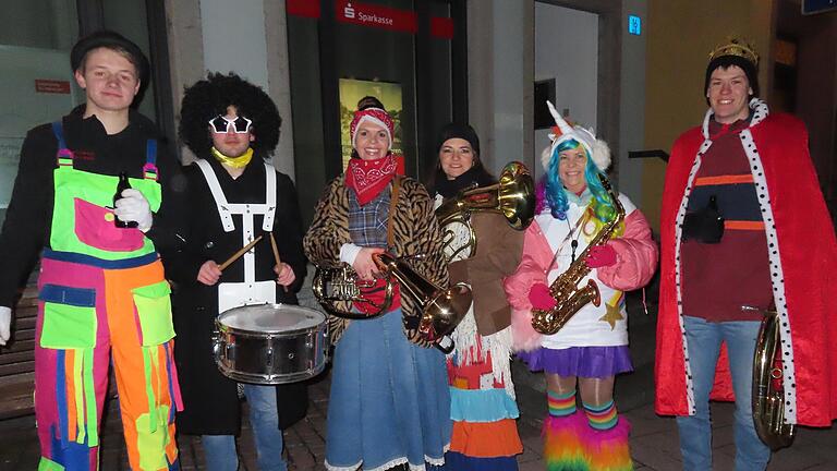 Musikantennachwuchs bei der Böschemer Maumerkapelle.
Katharina Mirring (Dritte von links), Veronika Enders (Vierte) und Sabrina Pörtner (Zweite von rechts) haben extra ein Musikinstrument gelernt, um dazu beizutragen, die Maumerkapelle zu erhalten. Weitere Jungmusikanten sind Emil Zirkelbach (links), Jannis Mai (Zweiter von links) und Moritz Enders (rechts).