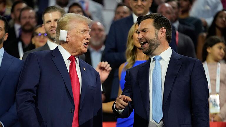 Wahlkampf in den USA - Parteitag der Republikaner - Trump und Vance bei ihrem ersten gemeinsamen Auftritt als mögliches Duo für das Weiße Haus. Wahlkampf in den USA - Parteitag der Republikaner - Trump und Vance bei ihrem ersten gemeinsamen Auftritt als mögliches Duo für das Weiße Haus.
