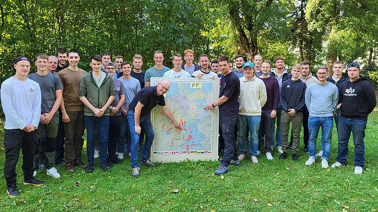 Das Foto zeigt den Jahrgang im Garten der Forstschule. An der Stellwand ist die Herkunft der Teilnehmer veranschaulicht, links Ingmar Bube, Klassenleiter, und rechts Nils Illerich aus Brandenburg, Teilnehmer mit
der weitesten Anreise. Das Foto zeigt den Jahrgang im Garten der Forstschule. An der Stellwand ist die Herkunft der Teilnehmer veranschaulicht, links Ingmar Bube, Klassenleiter, und rechts Nils Illerich aus Brandenburg, Teilnehmer mit
der weitesten Anreise.