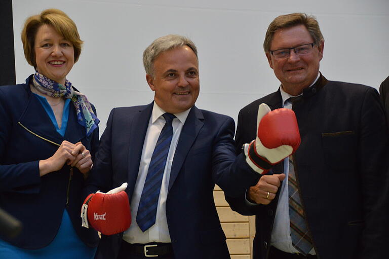 Rote Boxhandschuhe als Symbol des Herausforderers: Schon im Mai 2019 ist Lothar Zachmann als CSU-Landratskandidat nominiert worden. Links CSU-Kreisvorsitzende Anja Weisgerber, rechts CSU-Bezirksvorsitzender Gerhard Eck. Rote Boxhandschuhe als Symbol des Herausforderers: Schon im Mai 2019 ist Lothar Zachmann als CSU-Landratskandidat nominiert worden. Links CSU-Kreisvorsitzende Anja Weisgerber, rechts CSU-Bezirksvorsitzender Gerhard Eck.
