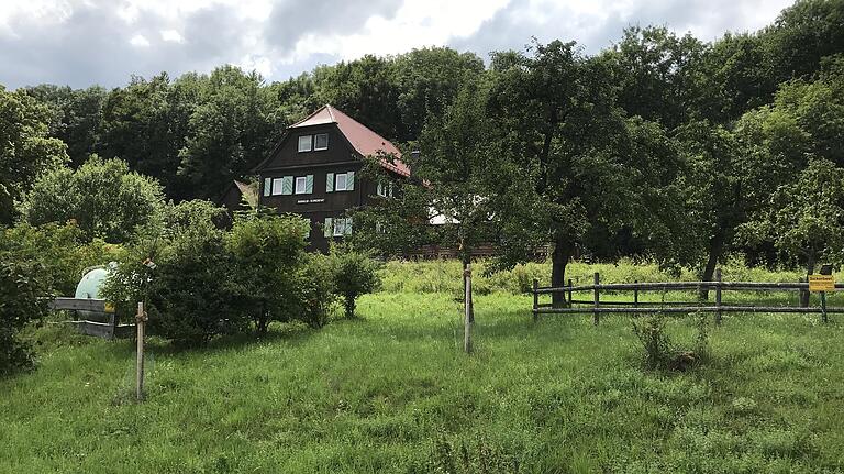 Das Alte Forsthaus mit der Obstwiese. Das Alte Forsthaus mit der Obstwiese.