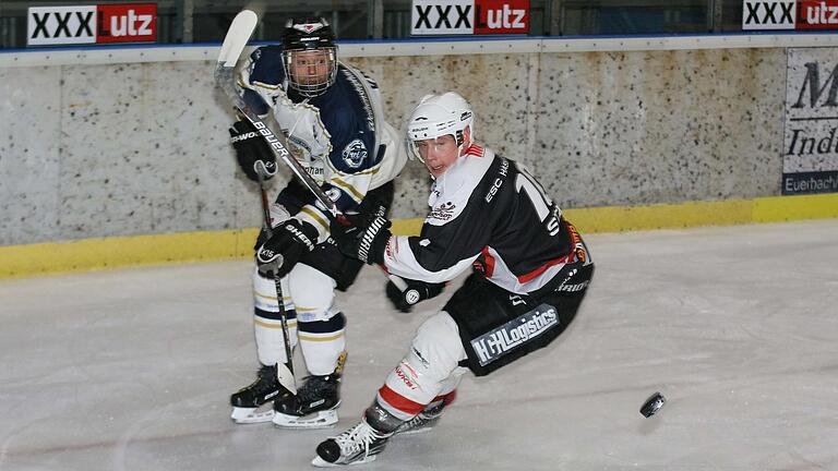 Den Puck immer im Blick: Alexander Stahl (rechts) hofft auf zwei weitere Siege, gibt vor den Matches des ESC Haßfurt gegen Selb und Freising aber auch den Mahner. Den Puck immer im Blick: Alexander Stahl (rechts) hofft auf zwei weitere Siege, gibt vor den Matches des ESC Haßfurt gegen Selb und Freising aber auch den Mahner.