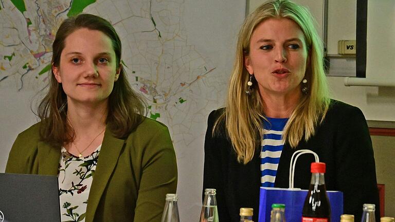 Nadine Hofmann (rechts) und Ann-Kathrin Murphy sind Klimaschutzmanagerinnen und wollen Grünsfeld in die Energieneutralität führen.