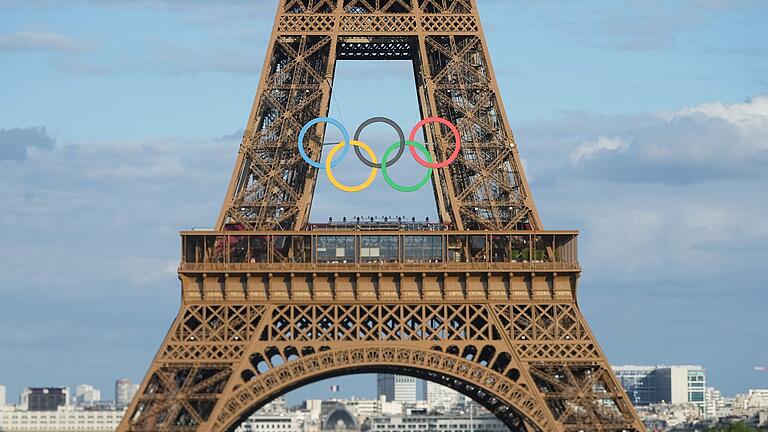 Olympische Ringe bleiben auf Eiffelturm in Paris       -  Die Olympische Ringe sollen auch nach dem Ende von Olympia dauerhaft auf dem Eiffelturm bleiben (Archivbild).